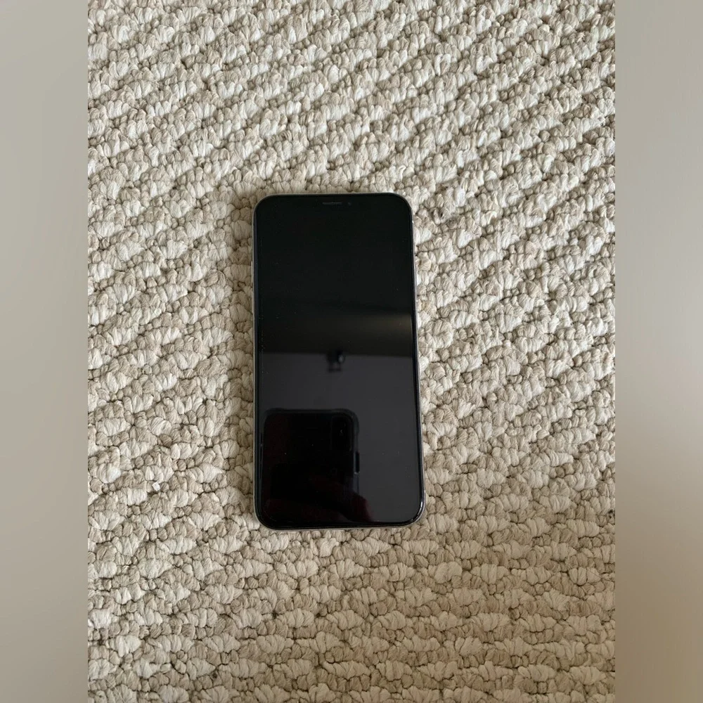 Apple IPhone X White 256 GB Unlocked & black phone case